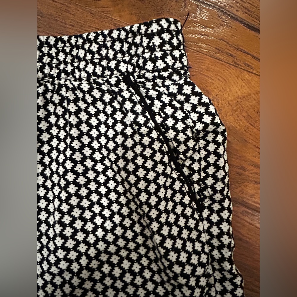 a.n.a Women’s Small Black White Geometric Pattern Pom Trim Tassle Tie Shorts - Picture 5 of 8